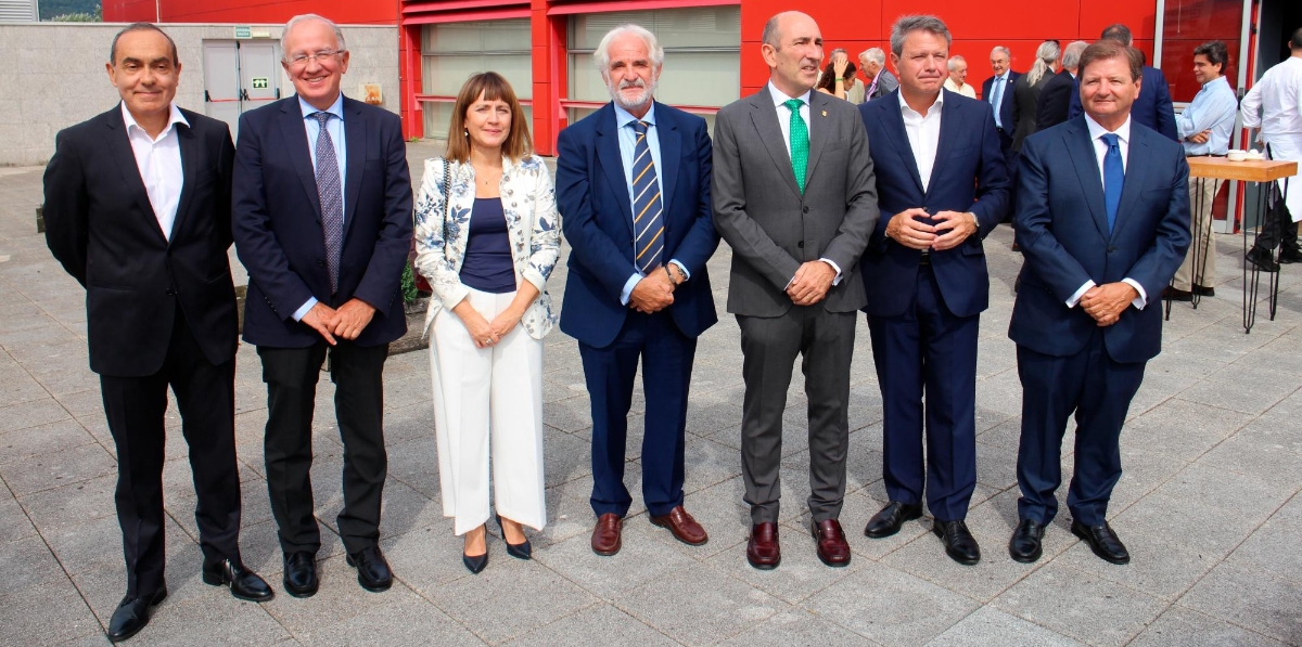 Izq. a dcha.: Miguel Ángel Páez, presidente de Bidasoa Activa; Guillermo Echenique, subdelegado del Gobierno en Gipuzkoa; Ana María García, jefa de la Dependencia de Aduanas e II.EE. de Irún; Manuel López, secretario del Consejo General del Colegios de Agentes de Aduanas de España; Martín Visiers, presidente del Colegio de Irún; José Antonio Santano, alcalde de Irún; Antonio Llobet, presidente del Consejo General. Foto J.P.