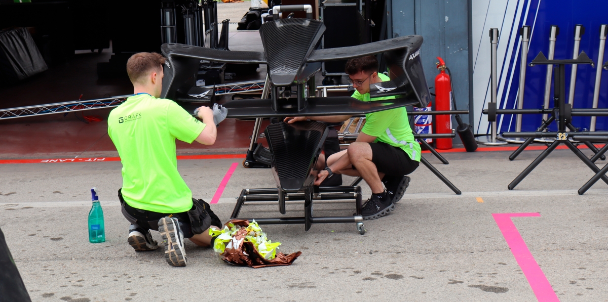 Limpieza de piezas antes del montaje definitivo de cada coche.