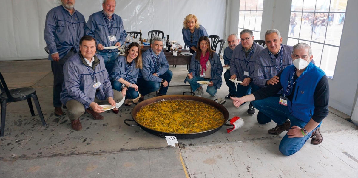El jurado A con una gran paella