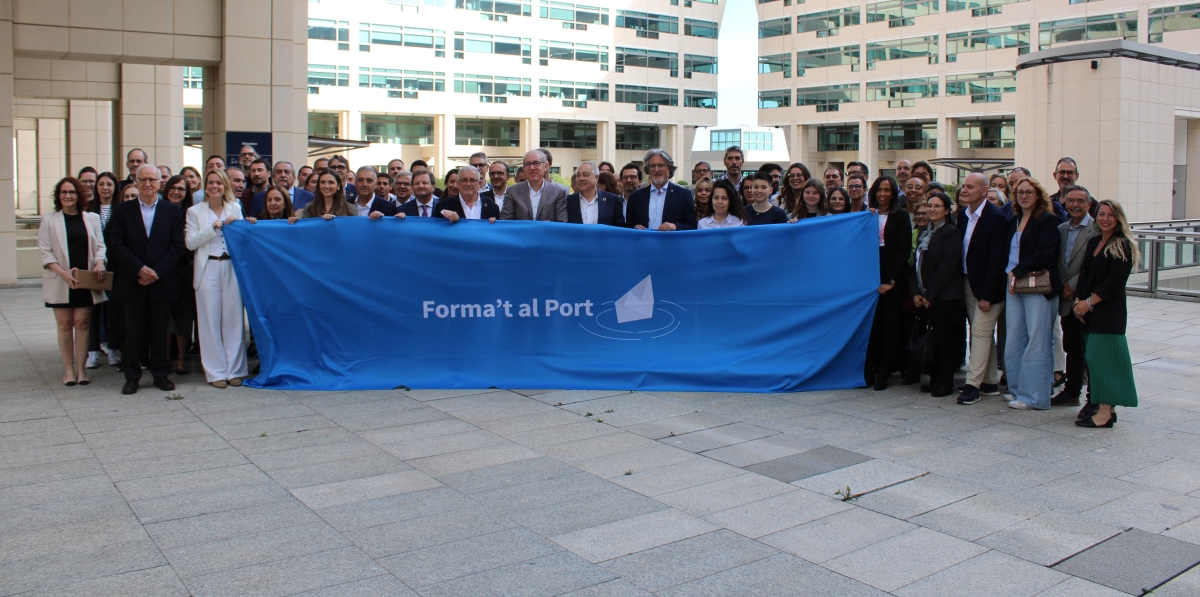 Todos los asistentes en la celebración del 10º aniversario de Forma’t al Port posaron detrás de una pancarta del programa.