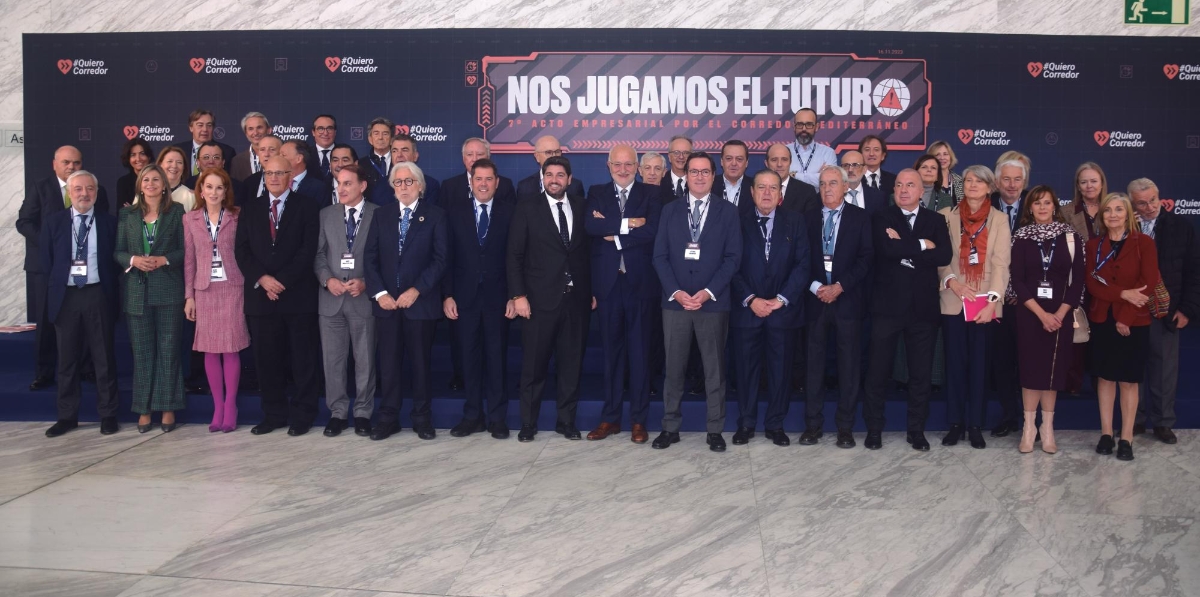 Parte de la representación empresarial y política que encabezó ayer a los 1.800 profesionales que acudieron en Madrid al 7º encuentro #QuieroCorredor. Fotos M.J.