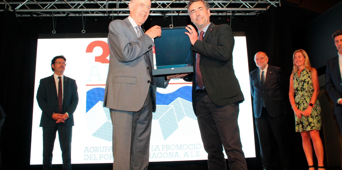 Joan Oriol entrega el reconocimiento a Carlos Arola. Foto J.C.S.