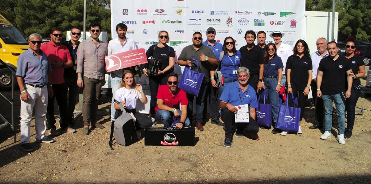Foto de familia de los premiados.