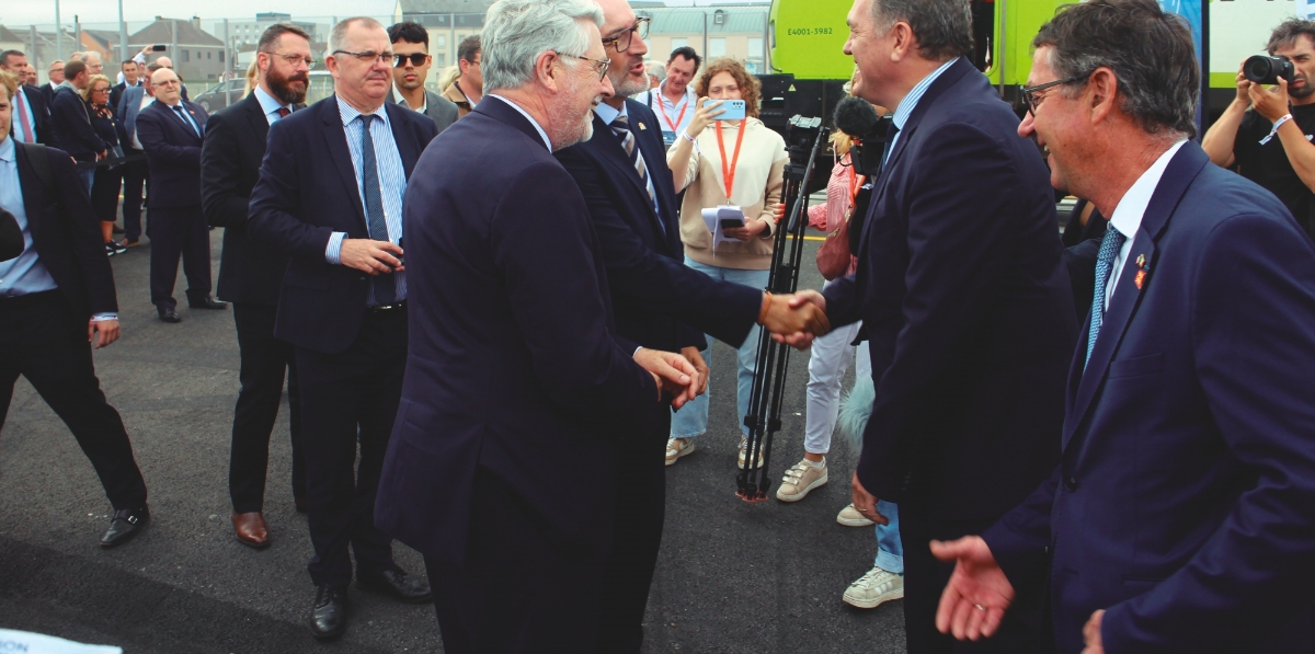 El ministro de Transportes francés, Philippe Tabarot, saluda el CEO de Brittany Ferries, Christophe Mathieu, en presencia del presidente del Consejo de Administración de Brittany Ferries, Jean-Marc Roué (derecha) y del presidente de Ports de Normadie y de la Región de Normadía, Hervé Morin (izquierda). Foto J.P.