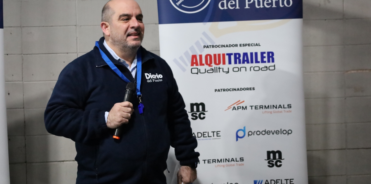 Fernando Vitoria, director general de Grupo Diario Editorial, explicó las normas a los participantes.