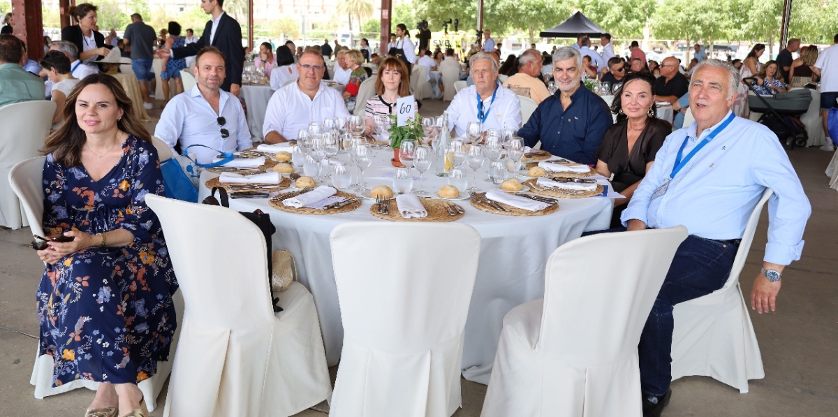 Beatriz Ramos, vicepresidenta primera de Junta Central Fallera; Alfredo Soler, presidente de Propeller Valencia; Carmelo Martínez, presidente de ACTM; Lara San Miguel, secretaria general de ACTM; Juan Ortega, vicepresidente de la FVET; Francisco Prado, presidente de Aportem-Puerto Solidario; Ana Beltrán; y Carlos García, secretario general de la FVET. Foto R. T.