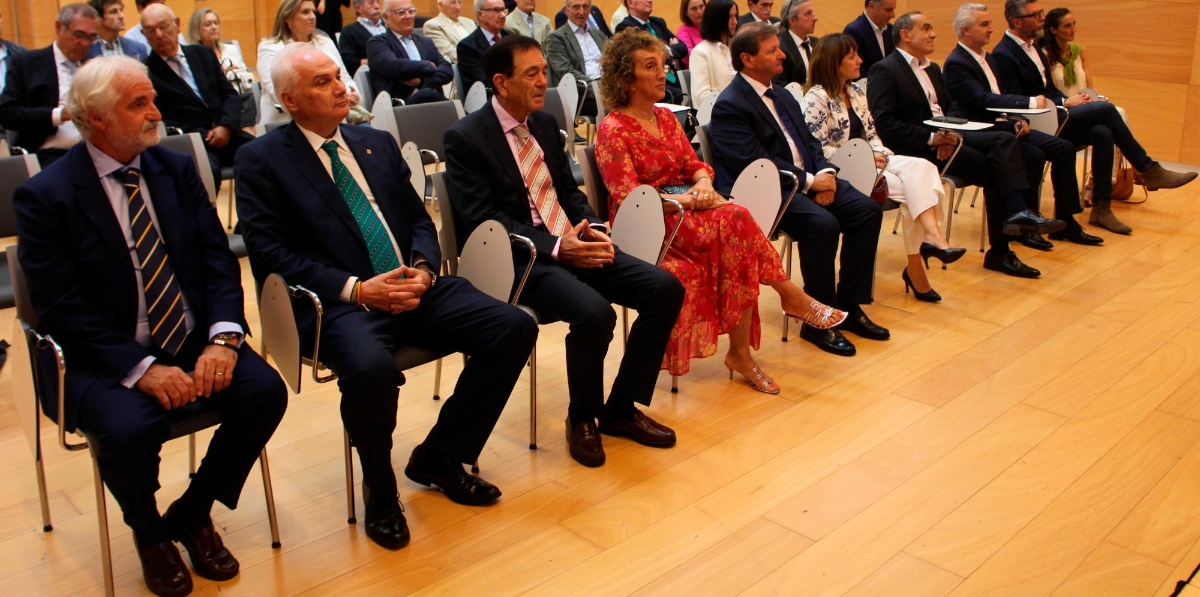 Izq. a dcha.: Manuel López, secretario del Consejo General del Colegios de Agentes de Aduanas de España; Félix Antonio López Hoya, presidente del Colegio de Cantabria; Santiago Tejedor, jefe de la Unidad de la D.P. de Comercio en Gipuzkoa; Inmaculada Santos, de la Dependencia de Aduanas e II.EE. de Irún; Antonio Llobet, presidente del Consejo General; Ana María García, jefa de la Dependencia de Aduanas e II.EE. de Irún; Miguel Ángel Páez, de Bidasoa Activa; Iñaki Cepeda, de Fundación Guitrans; Iñaki Ugartemendía, de ATEIA Gipuzkoa-OLT; Maialen López, del CIFP Plaiaundi. Foto J.P.