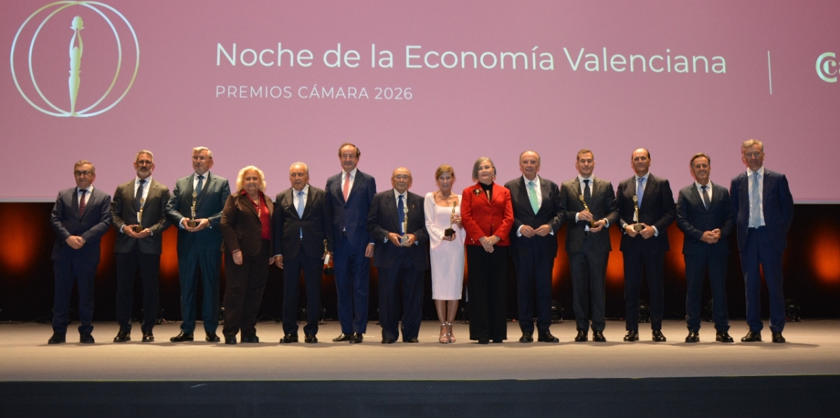 Galardonados con los Premios Cámara 2026 junto a las autoridades presentes en la Noche de la Economía Valenciana. Foto J.C.P.