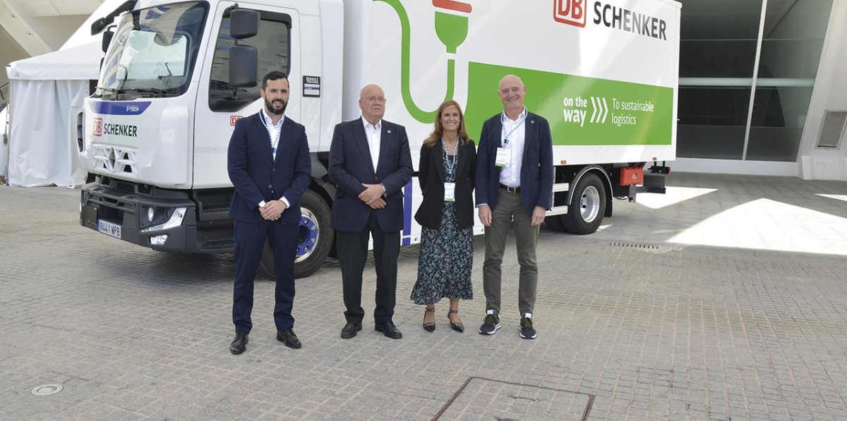 Acto de entrega de dos camiones eléctricos a DB Schenker