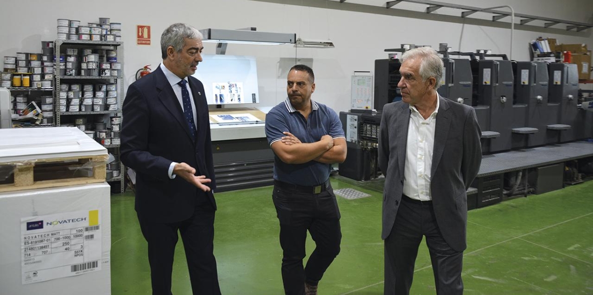 Paco Prado, Antolín Goya y José Luis Romero, durante la visita a las instalaciones de Grupo Diario. Foto: Raúl Tárrega.