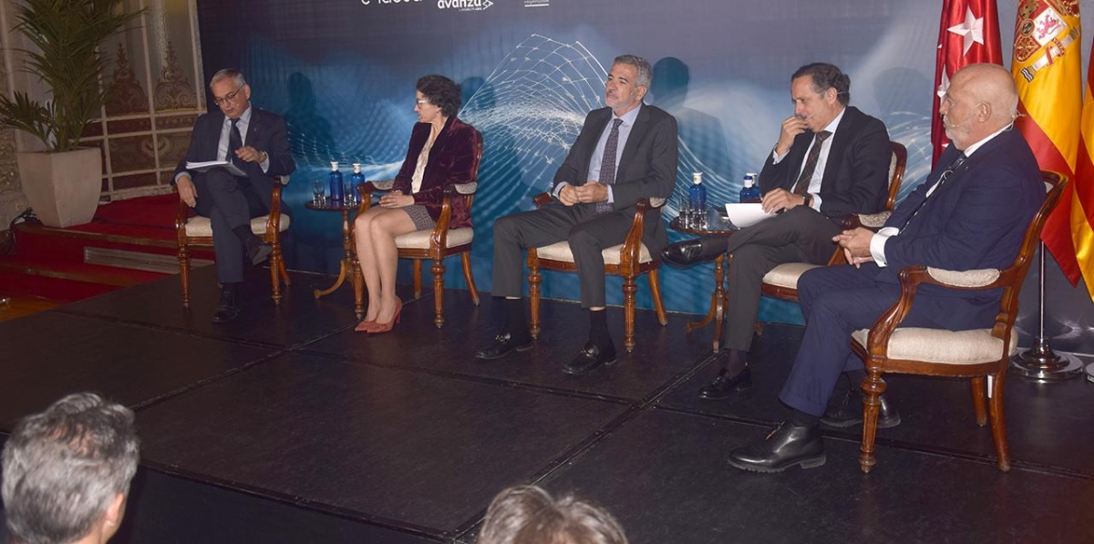 Desde la izquierda, Josep Vicent Boira, comisionado del Gobierno para el Corredor Mediterráneo; Mar Chao, presidenta de la APV; Adolfo Utor, presidente de Baleària; Juan Pablo Lázaro, presidente de Sending; y Francisco Lorente, director general de MSC España, durante la celebración de la mesa logística. Foto M.J.