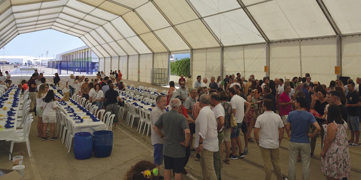 El evento se celebró en las instalaciones portuarias, bajo una carpa gigante,