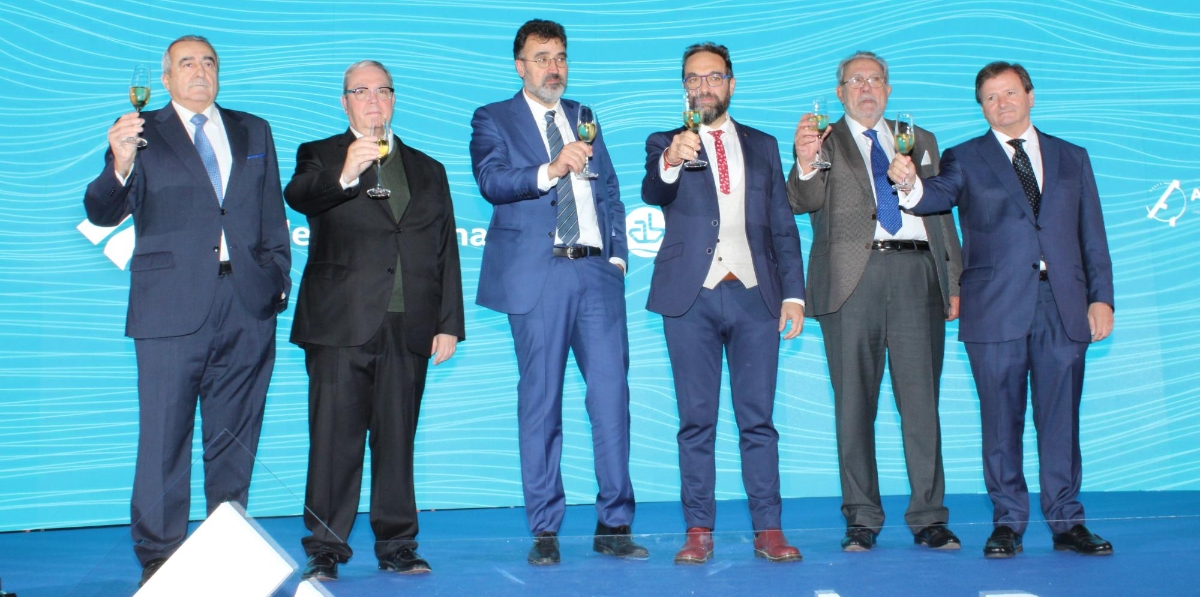 Emili Sanz, presidente de ATEIA-Oltra Barcelona; Jordi Trius, presidente de la Asociación de Agentes Consignatarios de Buques de Barcelona; Lluís Salvadó, presidente del Port de Barcelona; Juli Fernández, conseller de Territori de la Generalitat de Catalunya; Javier Vidal, presidente de la Asociación de Empresas Estibadoras de Barcelona, y Antonio Llobet, presidente del Colegio Oficial de Agentes y Comisionistas de Aduanas de Barcelona. Foto A.Tejera.