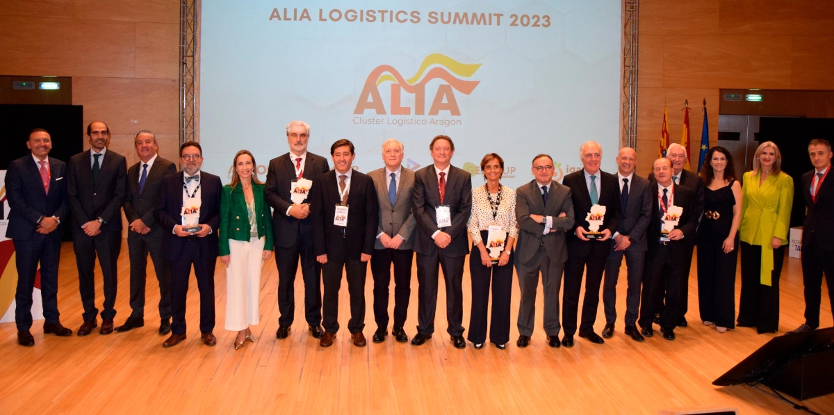 Foto de grupo con los reconocidos en la gala, representantes institucionales, responsables de ALIA y patrocinadores. Fotos B.C.