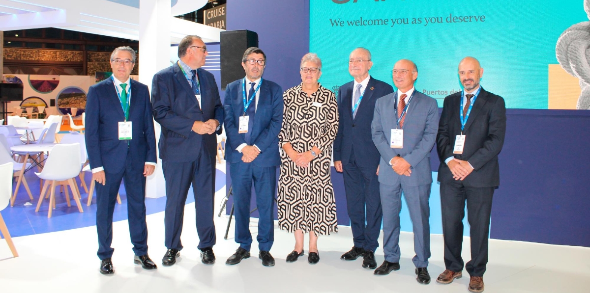 Tras el corte de cinta, Mary Bond, directora del Grupo Seatrade Cruise, visitó el stand de Puertos del Estado.