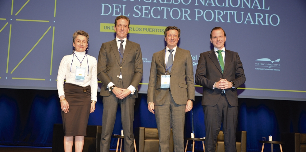 De izquierda a derecha, Mar Chao, presidenta de la Autoridad Portuaria de Valencia; Francisco David Gallego, CEO de Regenera; José Casas, director de Relaciones Institucionales de Endesa y Luis Buill, director de SmartSolutions de Iberdrola. Foto J.C.P.
