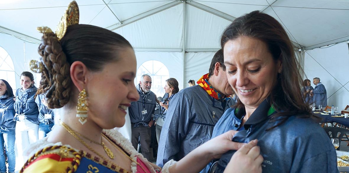 La falla invitada imponiendo sus insignias a los miembros del Jurado