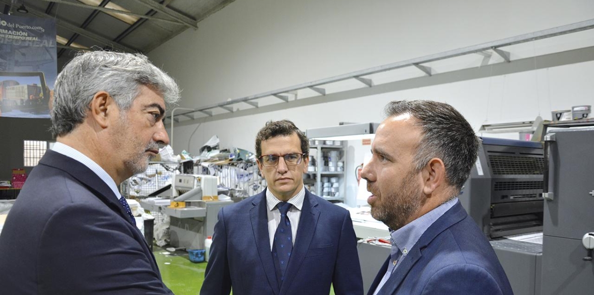 Francisco Prado, director general de Grupo Diario; José María Gómez, director de la APC; y Rafa Simó, presidente de PortCastelló, durante la visita a las instalaciones de Grupo Diario. Foto: Raúl Tárrega.