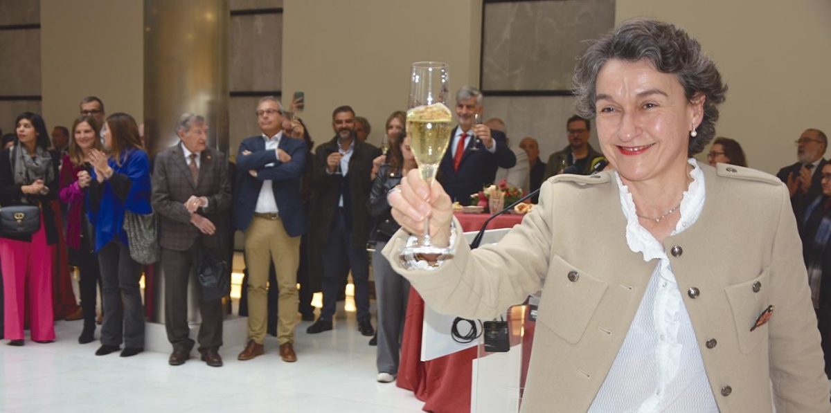 La presidenta de la APV, Mar Chao, brindó con los miembros de la comunidad portuaria.