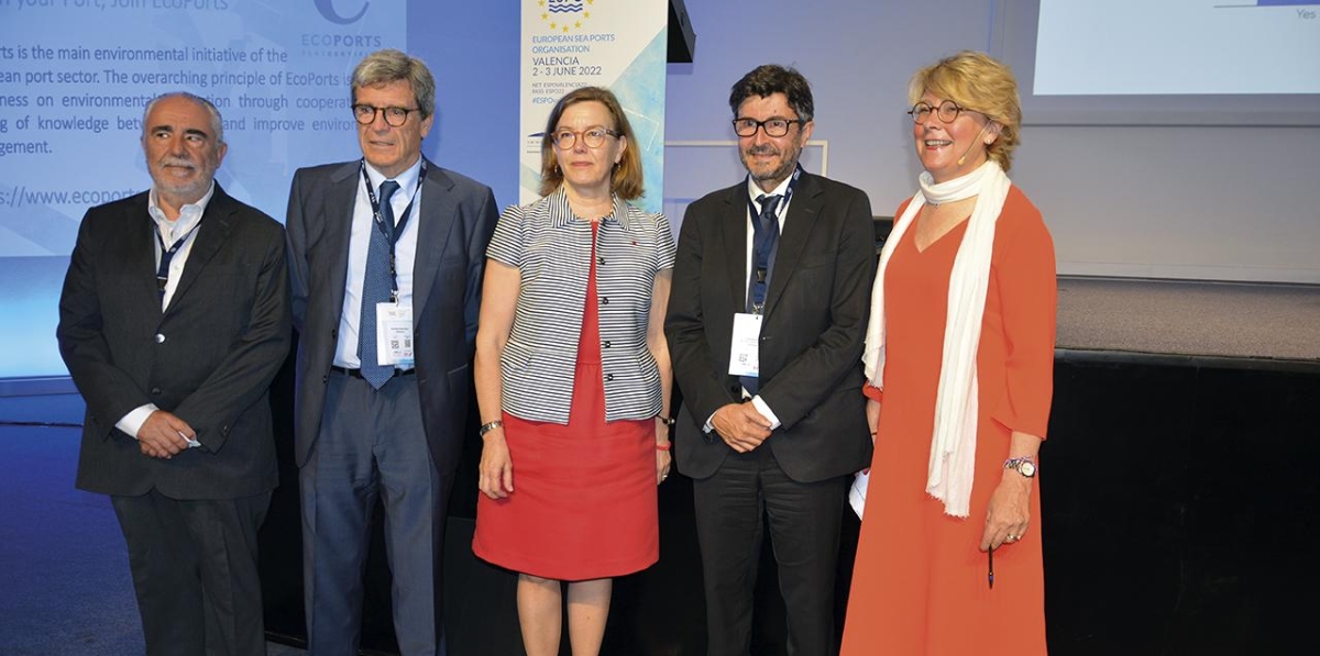 Francesc Sánchez, director general de la Autoridad Portuaria de Valencia; Aurelio Martínez, presidente de Valenciaport; Annaleena Mäkilä, presidenta de la ESPO; Álvaro Rodríguez Dapena, presidente de Puertos del Estado; e Isabelle Ryckbost, secretaria general de la ESPO. Foto: Raúl Tárrega.