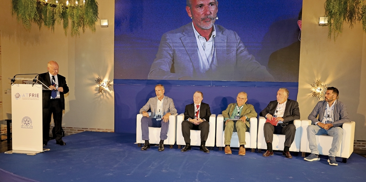Juan José Arnedo, vocal de la Junta Directiva de ATFRIE; Juan José Gil, secretario general de Fenadismer; Víctor González, presidente de FETRANSA; Esteban Sánchez, vicepresidente segundo de ATFRIE; Ovidio de la Roza, expresidente de CETM; Carlos García, secretario general de la FVET; y Víctor González, presidente de Fetransa. Foto R. T.