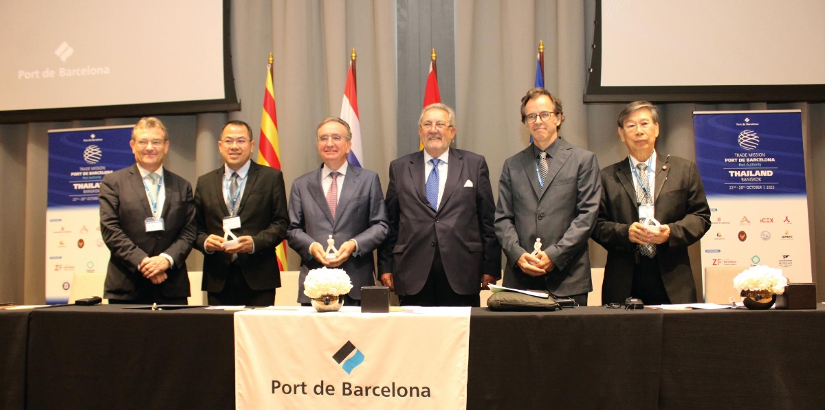 Santiago Garcia-Milà, subdirector general del Port de Barcelona; Kriengkrai Chaisiriwongsuk, director general de la Port Authority of Thailand; Felipe de la Morena, embajador de España en Tailandia; Javier Vidal, vicepresidente del Consejo de Administración del Port; Jordi Maluquer, director de la Oficina Exterior de Comercio e Inversiones de Catalunya en Singapur, y Sumate Tanthuwanit, director ejecutivo de la Cámara de Comercio e Industria de Tailandia. Foto A.Tejera.