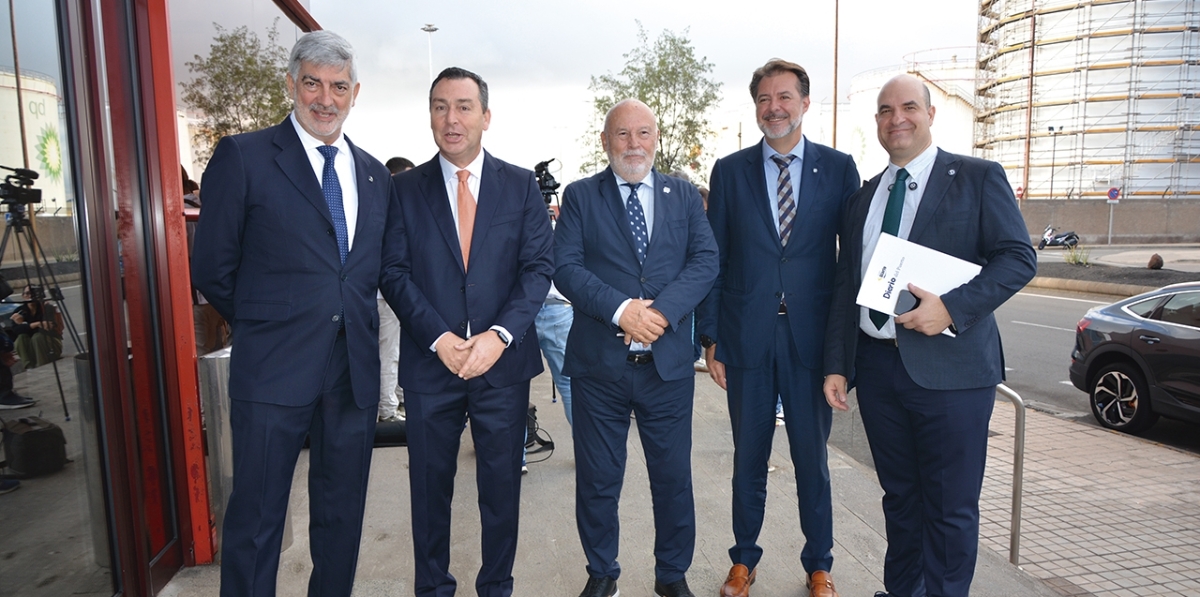 Francisco Prado, director general de Grupo Diario; Gustavo Santana, presidente de Puertos del Estado; Francisco Lorente, director general de MSC España; Ignacio Ballester, subdirector general de MSC España yM Miguel Jiménez, director de Diario del Puerto. Foto J.C.P.