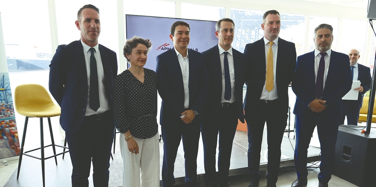 Declan O´Sullivan, Head of Global Sales at Liebherr Container Cranes; Mar Chao, presidenta de la Autoridad Portuaria de Valencia; Julián Fernández, director general de APM Terminals Spanish Gateways, David Cano, Divisional Manager de grúas marítimas y Maquinaria de construcción de Liebherr España; Marcos González, senior Sales Manager for Ports &amp; Offshore de Liebherr. Foto J.C.P.