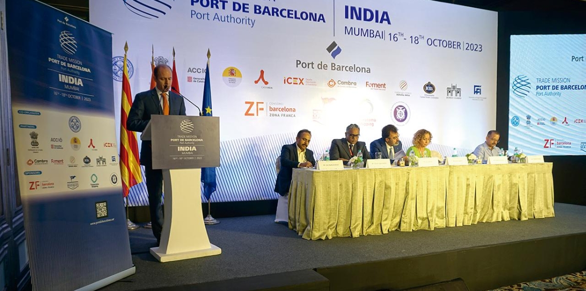 Fernando Heredia, cónsul general de España en Bombay, en un momento de la presentación de la jornada. En la mesa, desde la izquierda, Anil Radhakrishnan, presidente de la Cámara de Comercio e Industria de Bombay; Shyam Jagannathan, director general de Navegación del ministerio de Puertos y Navegación del Gobierno de la India; Lluís Salvadó, presidente de la APB; Ester Capella, consellera de Mobilitat y Bhabatosh Chand, Dy Conservator del Port Trust Mumbai Port Trust. Foto F.V.