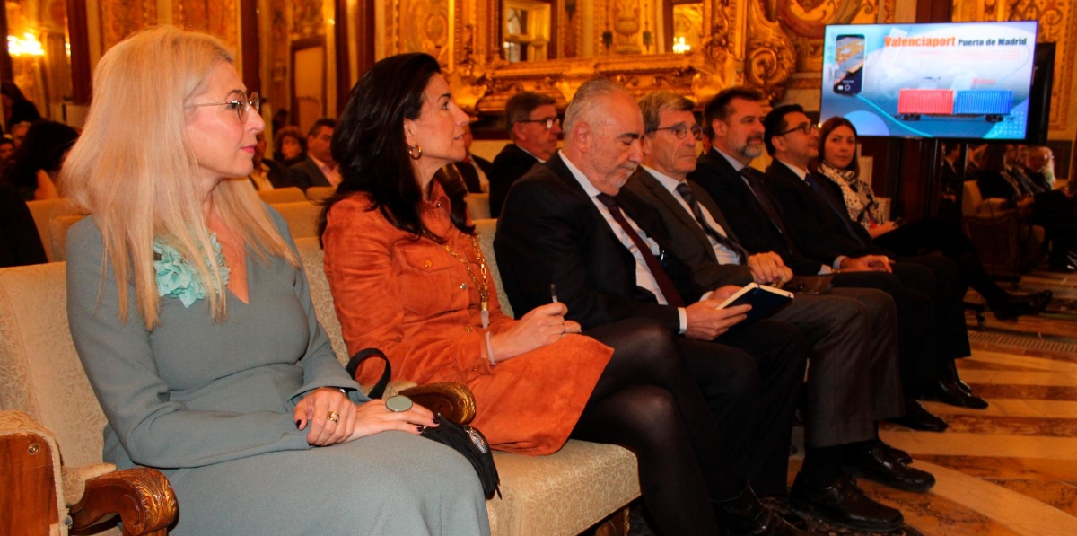 Francesca Antonelli, responsable de Cruceros de la APV; Pilar Caro, directora de la Fundación Conexus; Francesc Sánchez, director de la APV; Aurelio Martínez, presidente de la APV; Ignacio Ballester, deputy country manager de MSC España; Manuel García, jefe de Inteligencia de Negocio de la APV; y Cristina Rodríguez, jefa de Comercial y Clientes de la APV.