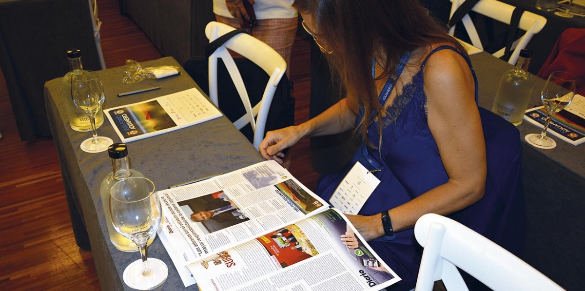 La publicación especial de Diario del Puerto para esta nueva edición del Foro Aduanero ha despertado el interés de los congresistas. Foto: Raúl Tárrega.
