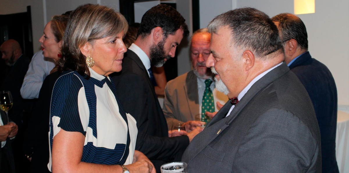 Mercedes Duch (San Simon &amp; Duch) y el embajador de la OMI, capitán Antonio Padrón.