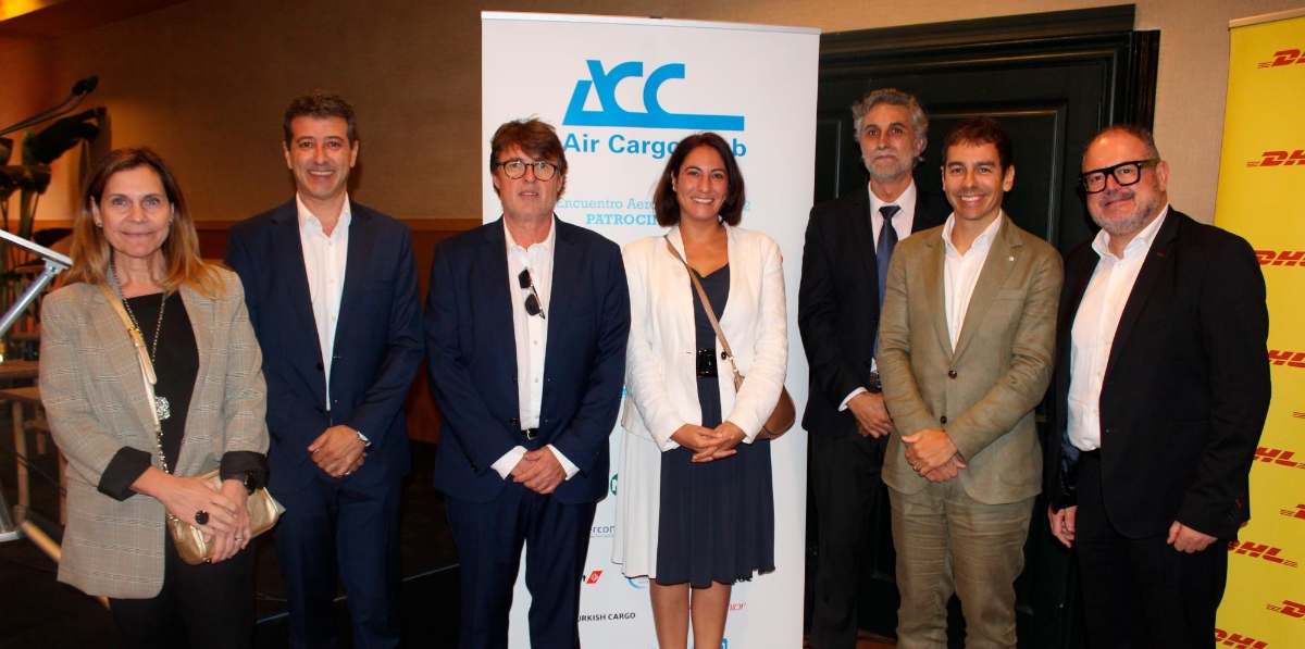 La Junta Directiva del Air Cargo Club, formada por Lidia Soriano, Alfred Lorman, Luís Alberto Martínez, Mónica Vicente, Daniel Pasaro, Ricardo Bagen (presidente del Air Cargo Club) y Francisco García. Foto J.C.S.