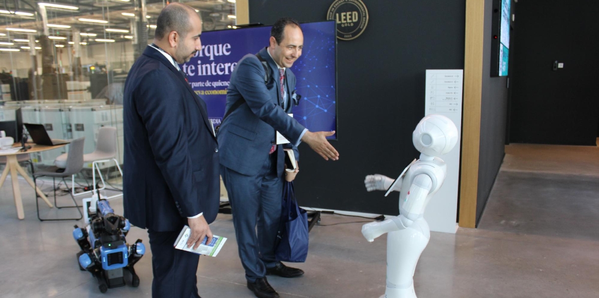 Los robots acaparan la atención de los visitantes en BNEW. Foto A.T.