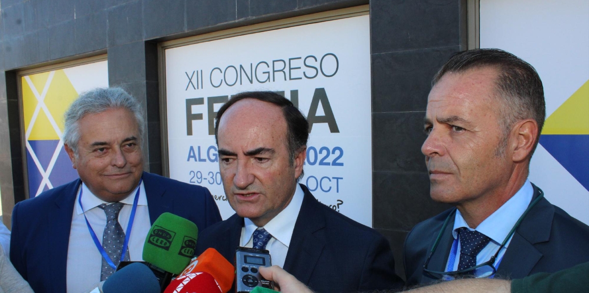 Enric Ticó, presidente de FETEIA-Oltra; Gerardo Landaluce, presidente de AP Bahía de Algeciras; y Manolo Cózar, presidente de ATEIA-Oltra Algeciras. Foto A.T.