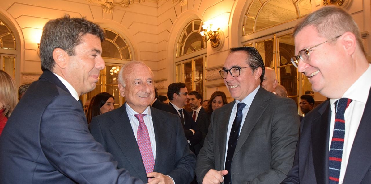 Carlos Mazón, presidente de la Generalitat Valenciana, junto a Rafael Aznar, expresidente de la APV, y Rubén Ibáñez, presidente de Port Castelló. Foto B.C.