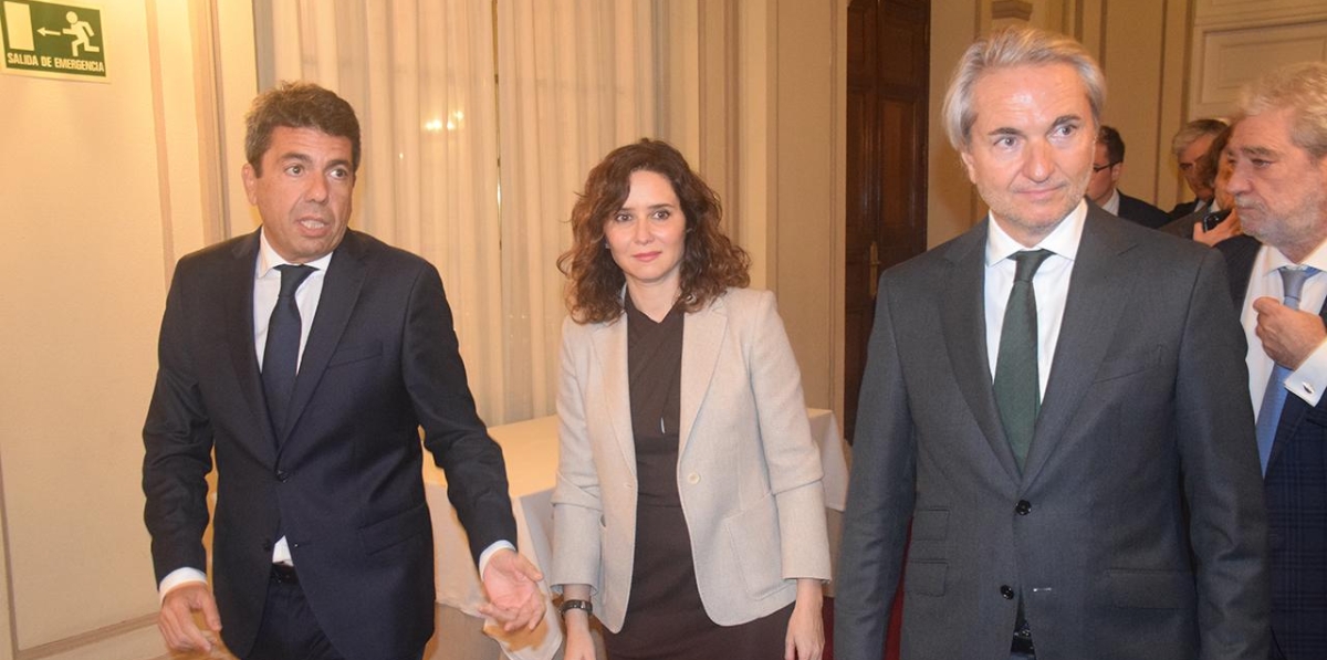 Carlos Mazón, presidente de la Generalitat Valenciana; Isabel Díaz Ayuso, presidenta de la Comunidad de Madrid; y Manuel Broseta, presidente de la Fundación Conexus, a su llegada a la rueda de prensa celebrada en el marco de la II Cumbre Empresarial Madrid-Valencia. Foto M.J.