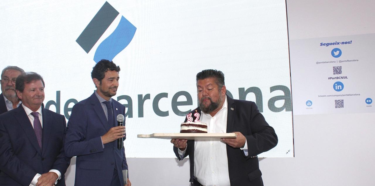 Durante el cóctel, el Port entregó una tarta de cumpleaño a Moisés Solís, presidente de ALACAT. Foto A.T.