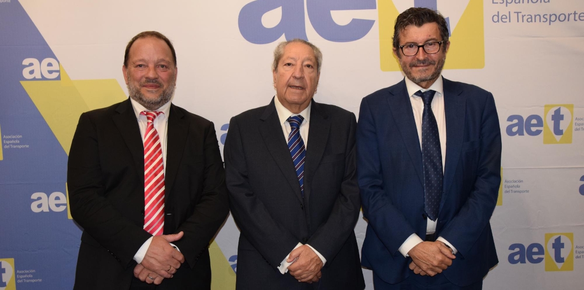 José Manuel Martínez Mourín, vicepresidente de la AET; José María Pérez Revenga, presidente; y Álvaro Rodríguez Dapena, presidente de Puertos del Estado. Foto B.C.