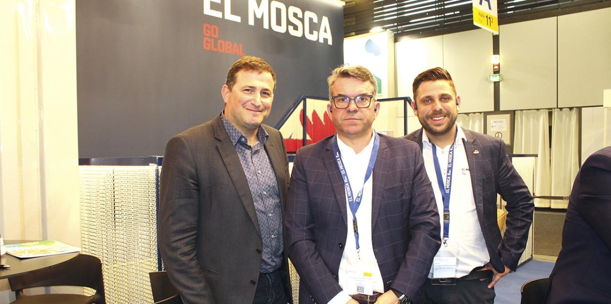 José Antonio Hernández Gómez (centro), director general de El Mosca, y José Poveda (derecha), director de España y Portugal, junto a un cliente durante Fruit Logistica. Foto B.C.