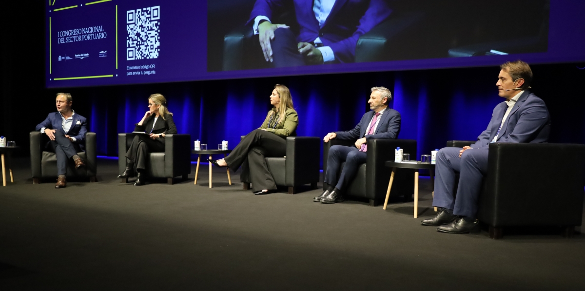 Iván Jiménez, presidente de la Autoridad Portuaria de Bilbao; Lidia Muñoz, directora de Puertos y Aeropuertos de Indra; Elena García, directora Área de Consultoría y Desarrollo en Brain &amp; Code; Francisco Toledo, director de la Cátedra Smart Ports en la Universitat Jaume I; y Óscar Pernía, co-founder &amp; Chief Technology Officer (CTO) de NextPort.ai. Foto R. T.