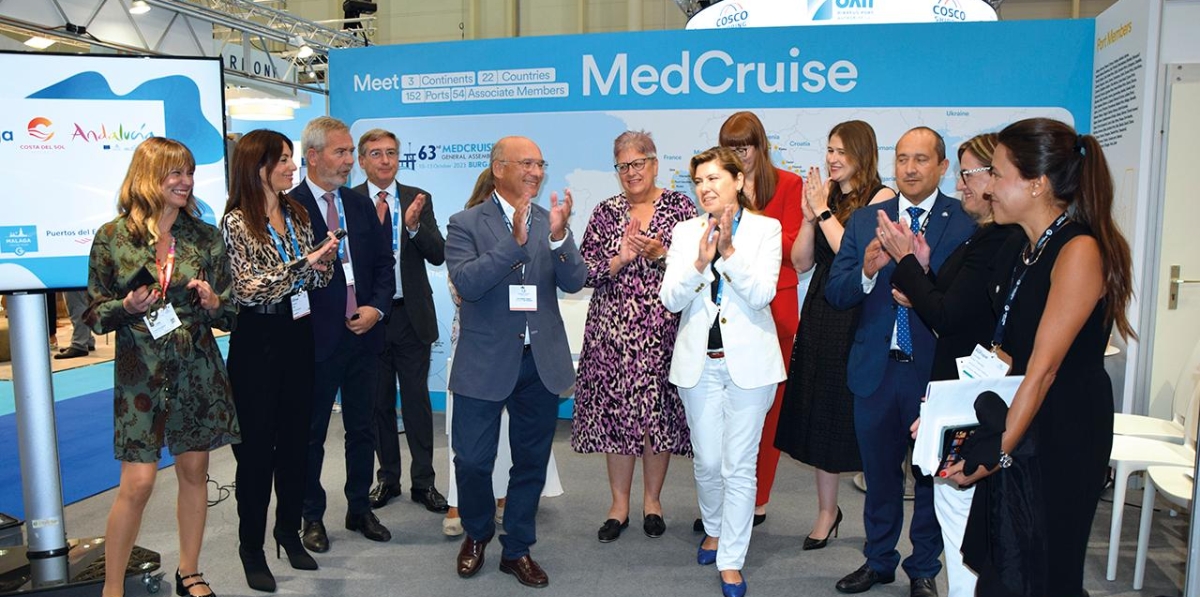 El presidente del Puerto de Málaga, Carlos Rubio, junto con May Bond, Group Director de Seatrade, y Figen Ayan, presidenta de MedCruise, y otros respresentantes de la comunidad portuaria española, ayer durante la presentación de Seatrade Cruise Med 2024. Foto B.C.