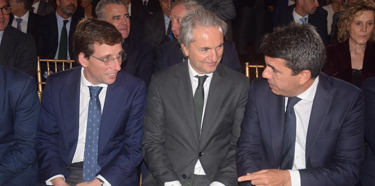 José Luis Martínez -Almeida, alcalde de Madrid; Manuel Broseta, presidente de la Fundación Conexus; y Carlos Mazón, presidente de la Generalitat Valenciana, al inicio del acto. Foto M.J.