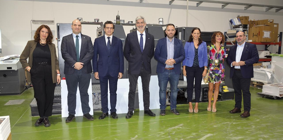Los representantes de la Autoridad Portuaria de Castellón realizaron una visita a las instalaciones de Grupo Diario. En la imagen, de izquierda a derecha: Loli Dolz, directora de Diario del Puerto Publicaciones; Miguel Jiménez, director de Diario del Puerto; José María Gómez, director de la Autoridad Portuaria de Castellón; Francisco Prado, director general de Grupo Diario; Rafa Simó, presidente de la Autoridad Portuaria de Castellón; Magda Tatay, director general editorial; Elena Rincón, jefa de Comunicación y Marketing de la Autoridad Portuaria de Castellón; y Fernando Vitoria, director general de Grupo Diario Editorial. Foto: Raúl Tárrega.
