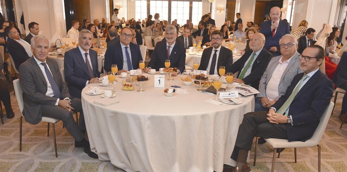 De izquierda a derecha, José Luis Romero, secretario general de ANESCO; Adolfo Utor, presidente de Balearia; José Antonio Sebastián, comisionado para el Corredor Atlántico; Paco Prado, director general de Grupo Diario; Álvaro Rodríguez Dapena, presidente de Puertos del Estado; Francisco Lorente, director general de MSC España; Enric Ticó, presidente de FETEIA; y Francisco Aranda, presidente de UNO. Foto R.T.