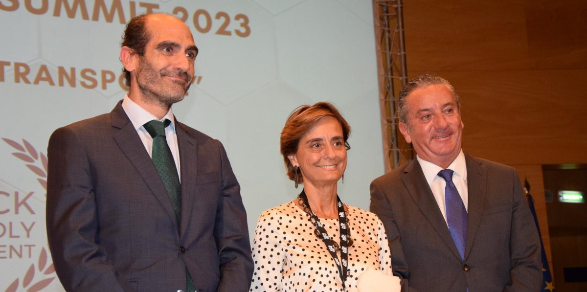 Nuria Lacaci, secretaria general de ACE, recibió en nombre del movimiento sin ánimo de lucro Truck Friendly Movement el reconocimiento de ALIA, de manos de Fran Manzano (Igarle) y Daniel Rey, director del IAF.