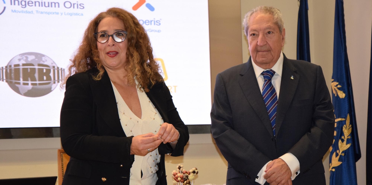 Joudia Boujdaini, tesorera de la AET, junto a José María Pérez Revenga, durante la entrega de insignias a los asociados. Foto B.C.