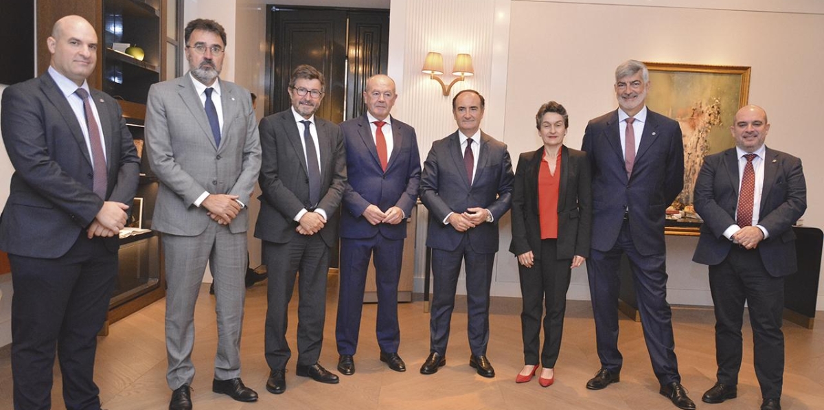 De izquierda a derecha, Miguel Jiménez, director de Diario del Puerto; Lluís Salvadó, presidente de la Autoridad Portuaria de Barcelona; Álvaro Rodríguez Dapena, presidente de Puertos del Estado; Ricardo Barkala, presidente de la Autoridad Portuaria de Bilbao; Gerardo Landaluce, presidente de la AP Bahía de Algeciras; Mar Chao, presidenta de la Autoridad Portuaria de Valencia; Francisco Prado, director general de Grupo Diario; y Fernando Vitoria, director general de Grupo Diario Editorial. Foto R. T.