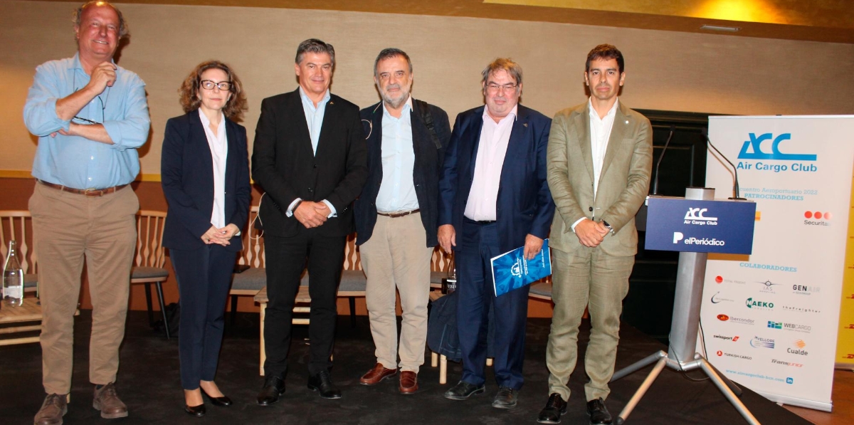 Jordi Sargatal, naturalista y ornitólogo; Alicia Casat, directora del Gabinete de Estudios de Infraestructuras de la Cámara de Comercio de Barcelona; Antoni Cañete, presidente de PIMEC; Agustí Sala, redactor jefe de la sección de Economía de El Periódico; Jordi Morera, presidente de El Prat Empresarial, y Ricardo Bagen, presidente del Air Cargo Club. Foto J.C.S.