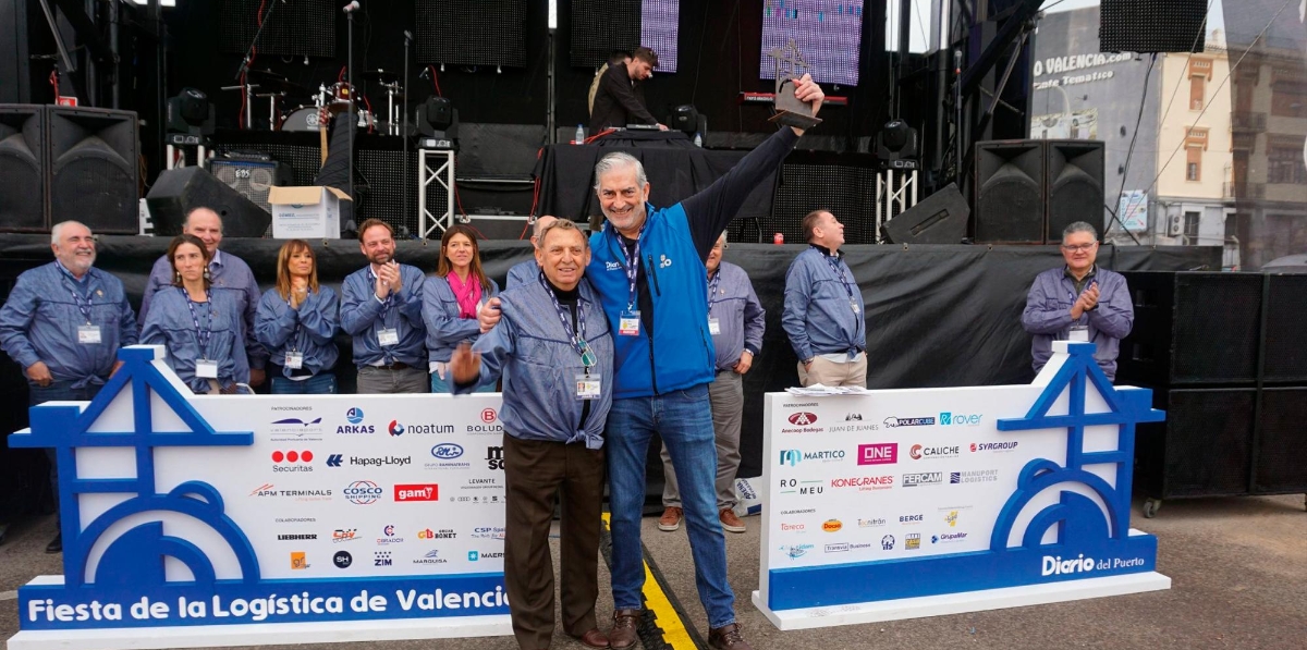 Alfredo Soler y Paco Prado con el premio especial del Jurado, que fue para la paella de Heisterkamp